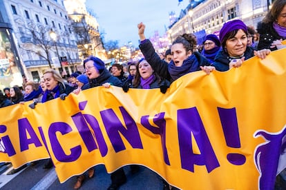 Pancarta por la abolición de la prostitución durante la manifestación transexcluyente que parte del Ayuntamiento de Madrid hacia plaza de España, este viernes.