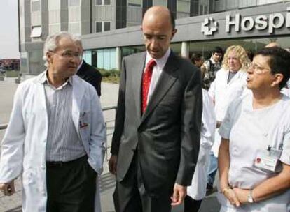 El consejero de Sanidad de la Comunidad de Madrid, Manuel Lamela, en una visita al hospital de La Paz.