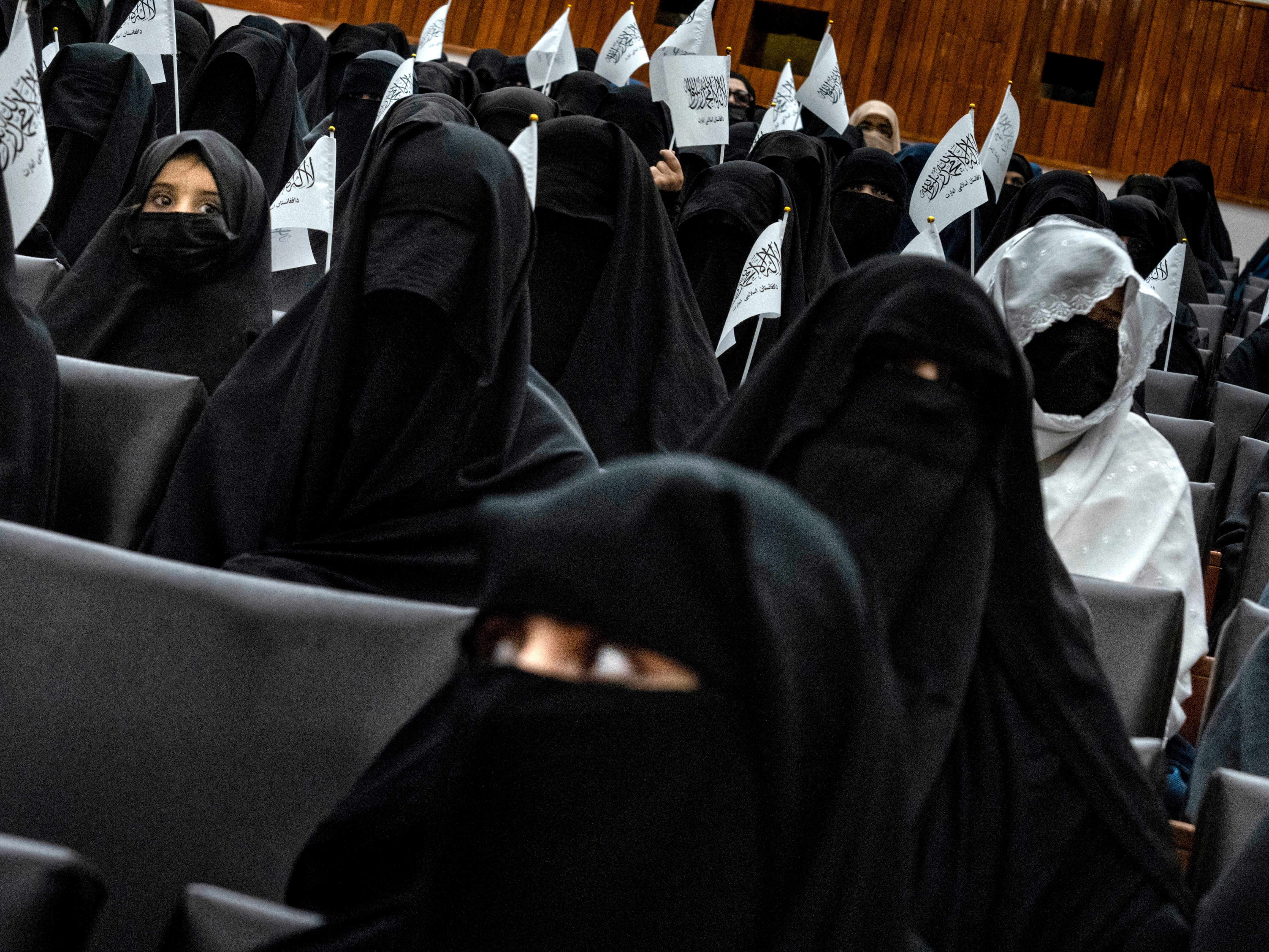 Un grupo de mujeres ondean las banderas en la Facultad de Educación de la Universidad de Kabul.