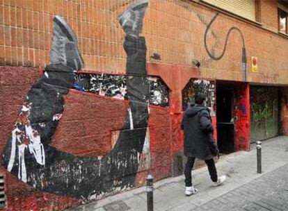 <i>Posgrafitti</i> realizado en Madrid por la pareja artística Trabajos en la Calle.