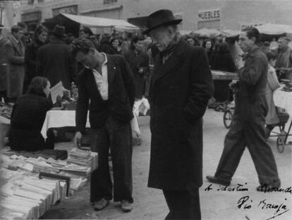 Pío Baroja curioseando en El Rastro madrileño en 1950. La fotografía está dedicada a Sebastián Miranda.