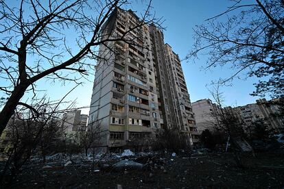 Bloque de apartamentos tras ser dañado durante un bombardeo en Kiev. El ministro de Defensa ucranio, Oleksi Reznikov, ha reclamado este jueves más ayuda a la Unión Europea para hacer frente a la invasión rusa, en particular que agilice la llegada de más armas y mantenga las sanciones contra Vladímir Putin, al que ha calificado de “nuevo Hitler”.