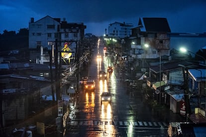Las primeras lluvias producidas por el tifón Mangkhut caen sobre la ciudad de Tuguegarao, al norte de Filipinas.