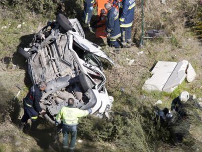 El coche de Marta Jorgoso, tras caer al vac&iacute;o en el accidente en el que muri&oacute; la joven.