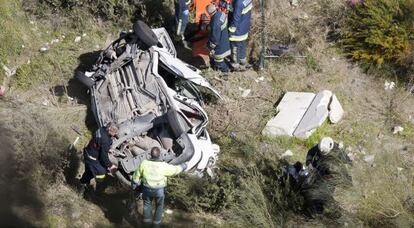 El coche de Marta Jorgoso, tras caer al vac&iacute;o en el accidente en el que muri&oacute; la joven.