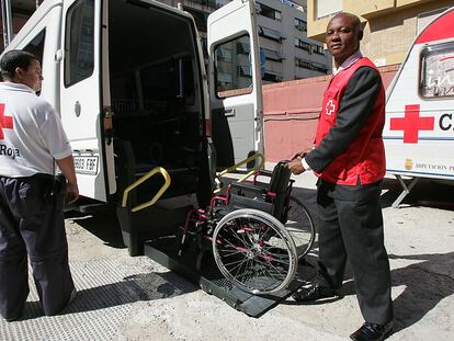 Henry Chukwume Okoye, en su trabajo como voluntario de Cruz Roja en Alicante.
