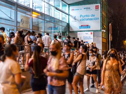 Largas colas en el primer día de vacunación sin cita previa y en horario nocturno en el Wizink Center.