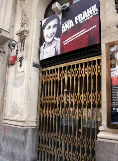 Puerta de entrada de los actores al teatro Calderón, cerrada ayer.