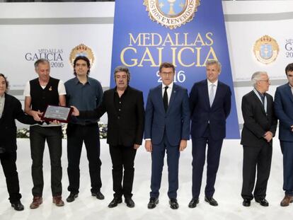 Feij&oacute;o y Rueda posan con los galardonados con la Medalla de Oro de Galicia.