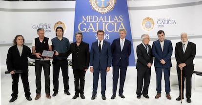 Feij&oacute;o y Rueda posan con los galardonados con la Medalla de Oro de Galicia.