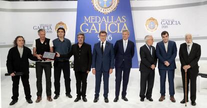 Feijóo y Rueda posan con los galardonados con la Medalla de Oro de Galicia.