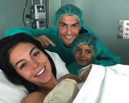 CR7, Georgina Rodríguez y Cristiano Ronaldo Jr., con su nueva hija.