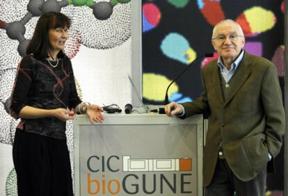 Angelika Schnieke y José María Mato charlan tras la conferencia ofrecida por la científica alemana.