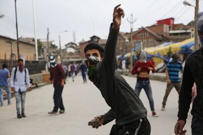 Un protestante de Cachemira lanza una piedra a las fuerzas gubernamentales en Srinagar, India.