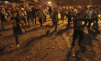 Partidarios y detractores del GOlpe de estado se enfrentan por las calles del Cairo.