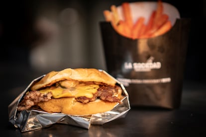 Hamburguesa con jalapeños y papas fritas en La Sociedad Smash Burgers, en la colonia Roma.