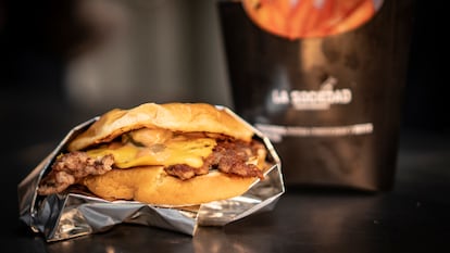 Hamburguesa con jalapeños y papas fritas en La Sociedad Smash Burgers, en la colonia Roma.
