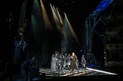 Recreación de la mansión de los Addams en el teatro Calderón.