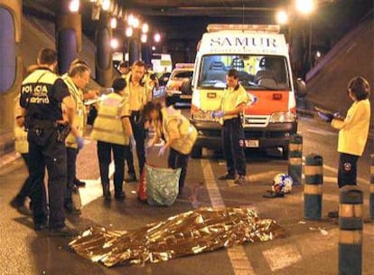 El cadáver, rodeado por miembros de la Policía Nacional y del Samur.