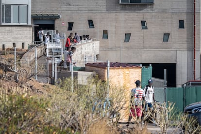 Menores migrantes en un centro de acogida en la zona de Hoya Fría, en Santa Cruz de Tenerife.