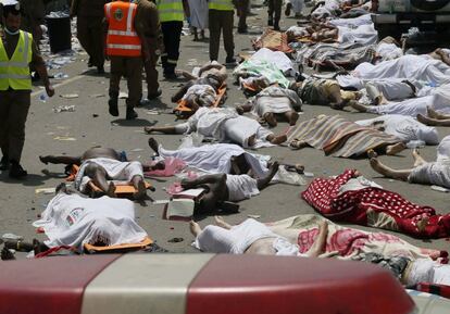 Corpos de pessoas que morreram pisoteadas em Mina, na Arábia Saudita, durante a peregrinação a Meca.