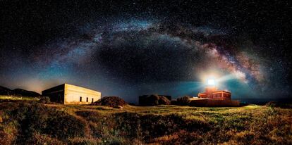 'Starry Lighthouse'. El italiano Ivan Pedretti ha ganado en la sección Foto Panorámica con esta imagen nocturna en el cabo Spartivento en Italia.
