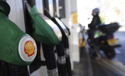 Surtidores en una gasolinera Shell en Londres.