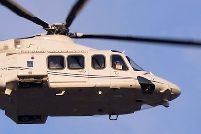 El helicóptero con el Papa Benedicto XVI, a bordo, vuela sobre la Basílica de San Pedro en el Vaticano con destino a Castel Gandolfo.