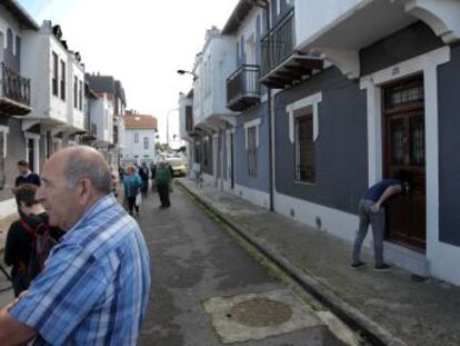 Una anciana de Bizkaia descubre que una familia con una largo historial de okupaciones se ha instalado en su vivienda después de cambiar la cerradura