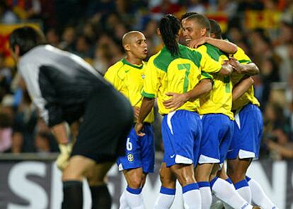 Ronaldinho y Roberto Carlos felicitan a Ronaldo tras uno de los goles del delantero