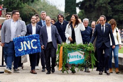 La presidenta de Junts, Laura Borràs (2d), el secretario general, Jordi Turull (c), y el presidente del Parlament, Josep Rull (d), junto a varios compañeros de su partido, realiza una ofrenda floral ante la tumba del expresidente de la Generalitat republicana Lluís Companys, este martes.
