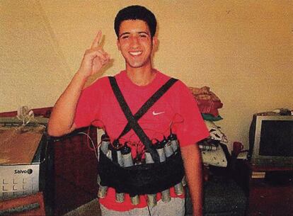 <strong> Preparing the attacks. </strong> Youssef Aalla poses for the camera wearing an explosive belt, while raising his index finger – a symbol of faith in the Islamic religion. He is in the house in Alcanar (Tarragona) used to prepare the atrocities. The picture was taking by the jihadist cell in Ripoll (Girona) two days before the attack in Las Ramblas in Barcelona.