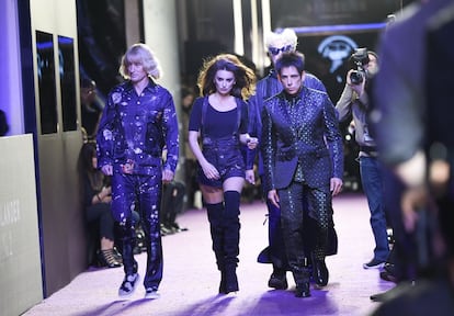 El Alice Tully Hall de Nueva York se convirtió anoche en una pasarela en el estreno de 'Zoolander 2'. A pocos días de que empiece la Semana de la Moda neoyorquina, los protagonistas Owen Wilson, Penélope Cruz, Ben Stiller y Will Ferrell, se metieron en sus papeles y desfilaron como profesionales por una alfómbra púrpura ante la antenta mirada de decenas de fotógrafos y curiosos.