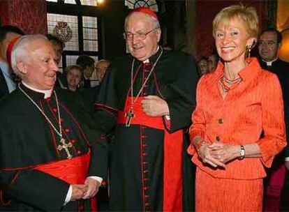 Los cardenales Antonio Cañizares (izquierda) y Angelo Sodano, y la vicepresidenta del Gobierno, María Teresa Fernández de la Vega.