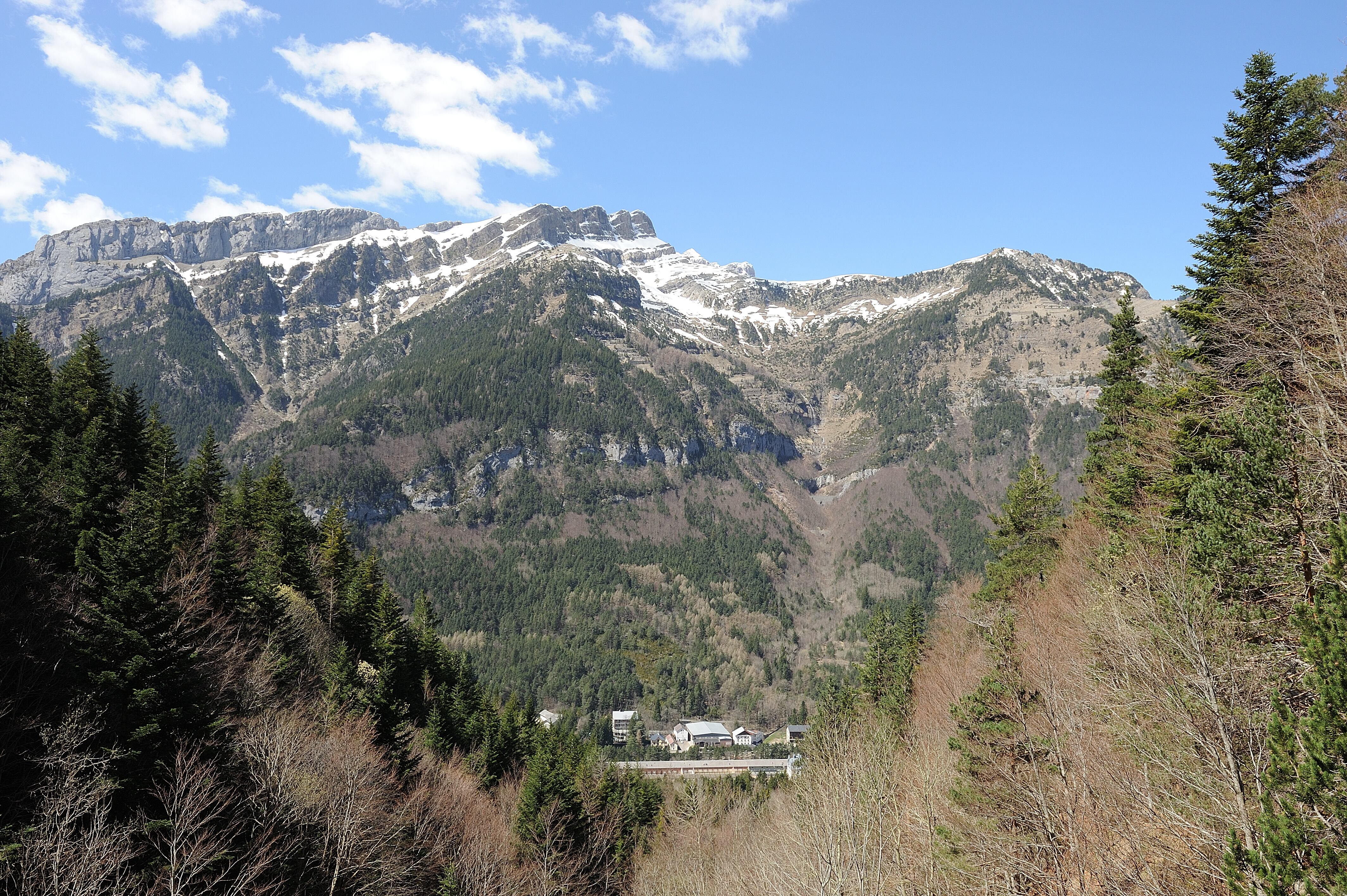 La estación internacional de Canfranc, hoy en día, bajo las montañas pirenaicas transformadas por Ayerbe.