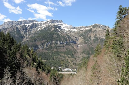 La estación internacional de Canfranc, hoy en día, bajo las montañas pirenaicas transformadas por Ayerbe.
