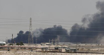 Cortinas de humo procedente del fuego en la refinería de Aramco al este de la ciudad de Abqaiq, en Arabia Saudí, el pasado sábado.