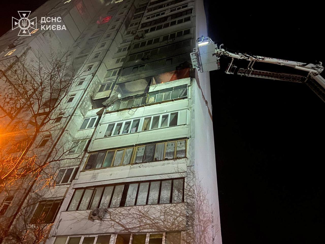 Bomberos apagan el incendio en el domicilio de Natalia Jodemchuk.