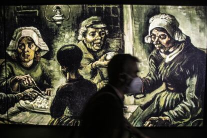 En esta muestra no hay obras originales, sino pinturas proyectadas en las pantallas y recreaciones en tres dimensiones de sus piezas. En la imagen: 'Los comedores de patatas'.
