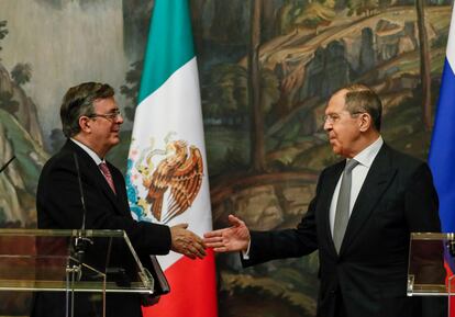 El canciller mexicano, Marcelo Ebrard, con su homólogo ruso, Serguéi Lavrov.