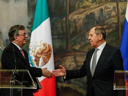 El canciller mexicano, Marcelo Ebrard, con su homólogo ruso, Serguéi Lavrov.