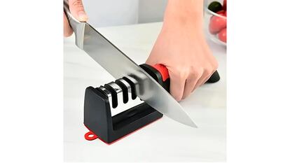 Básicos de cocina sobre fondo blanco.