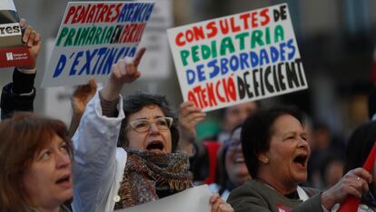 Miles de médicos de primaria y otras especialidades se han concentrado este jueves en la plaza de Sant Jaume de Barcelona desde donde se dirigirán en manifestación hacia el Parlament en una segunda jornada de huelga en la que reclaman una reducción de su carga de trabajo y una mejora retributiva. EFE/Marta Pérez