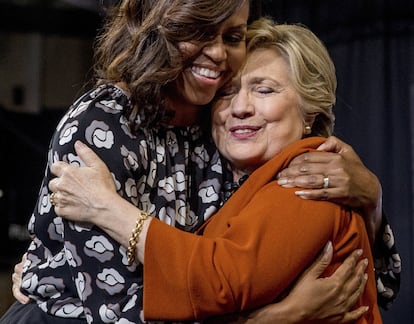 Michelle Obama abraza a la candidata demócrata, Hillary Clinton, durante un acto en la Universidad de Wake Forest en Winston-Salem, el 27 de octubre de 2016.