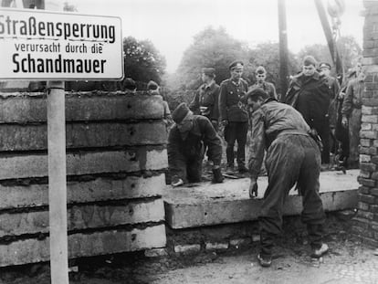 Soldados de la Alemania del Este construyen el Muro de Berlín, en 1961.