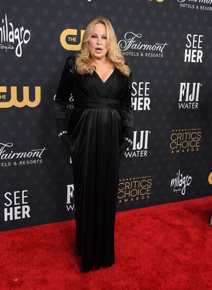 Jennifer Coolidge se decantó por un sobrio vestido negro de Dolce & Gabbana.