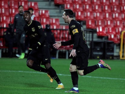 Messi celebra su segundo gol ante el Granada este sábado en Los Cármenes.