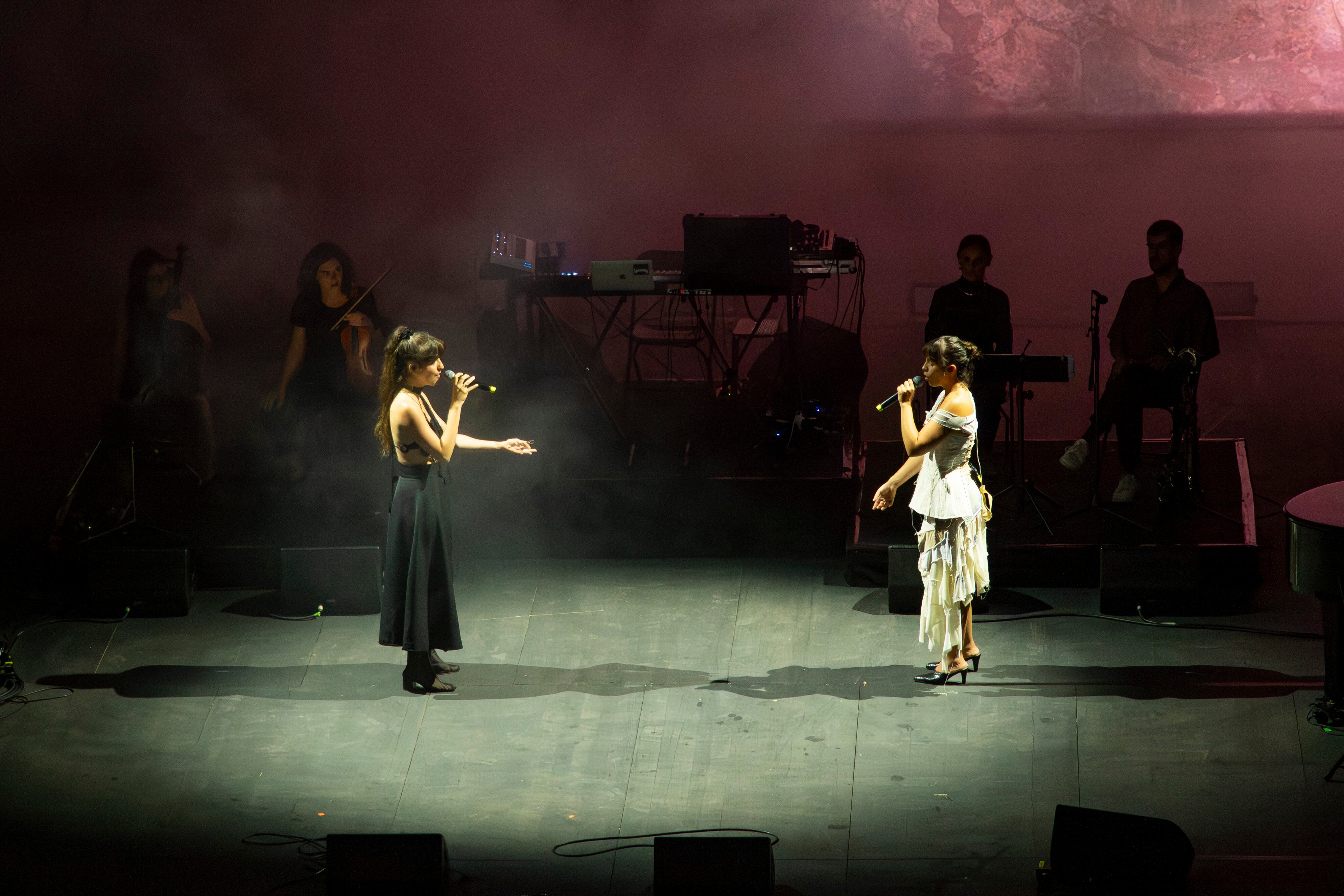 Tarta Relena en el concierto 'Les flors prohibides' ayer en el Festival Grec de Barcelona. 