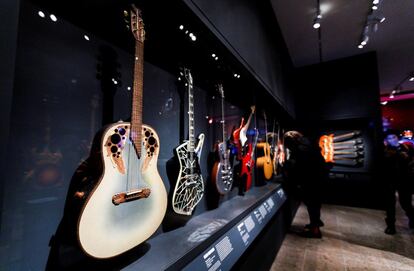 A la izquierda, la guitarra tocada por Nancy Wilson durante la vista de prensa de la exposición 'Play It Loud: Instruments of Rock & Roll', en el Museo Metropolitano en Nueva York.