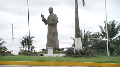 La gran escultura que recuerda a Emilio Stehle en Santo Domingo de los Colorados, Ecuador, inaugurada en 2012.